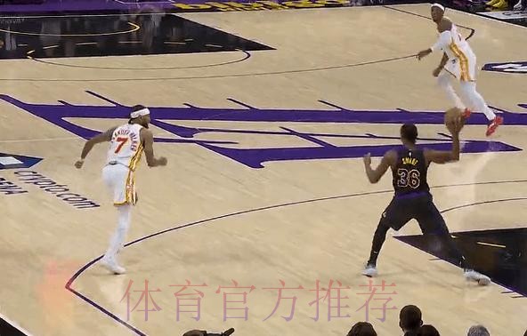 师从77？斯马特送出四分位长传，詹姆斯接球后强硬打成2+1